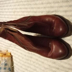 Frye Ladies 6 1/2 b ankle boot brown in color